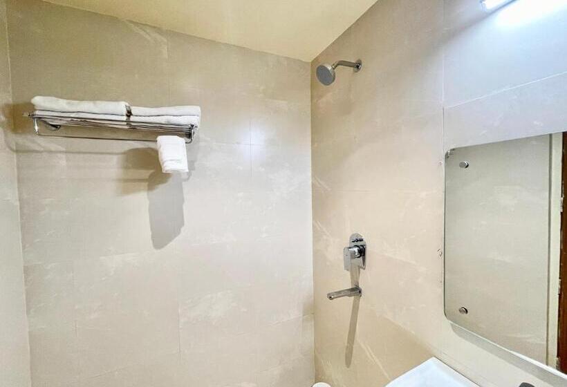 Petal ! Puri होटल पेटल হোটেল পাপড়ি హోటల్ పెటల్ Fully Air Conditioned Hotel With Lift And Parking Ca