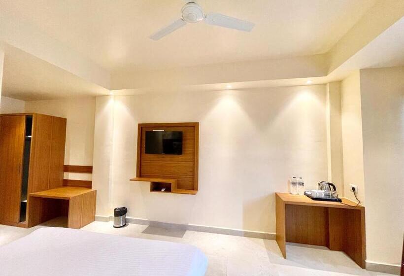 Petal ! Puri होटल पेटल হোটেল পাপড়ি హోటల్ పెటల్ Fully Air Conditioned Hotel With Lift And Parking Ca