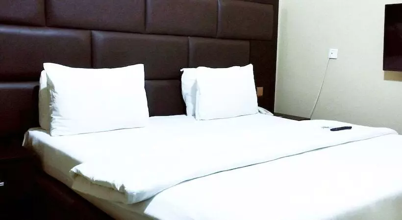 Breakfort Hotel And Suites