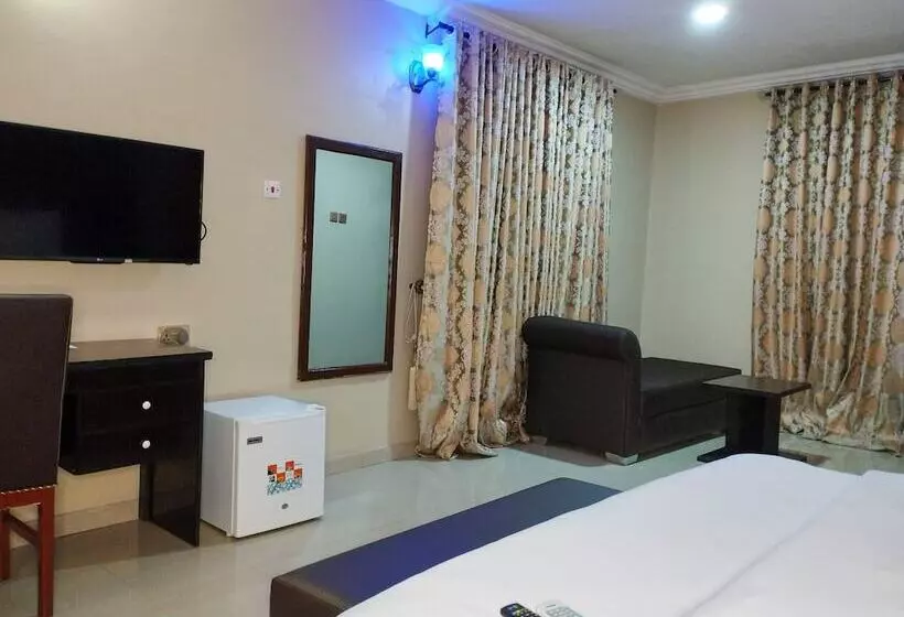 Breakfort Hotel And Suites