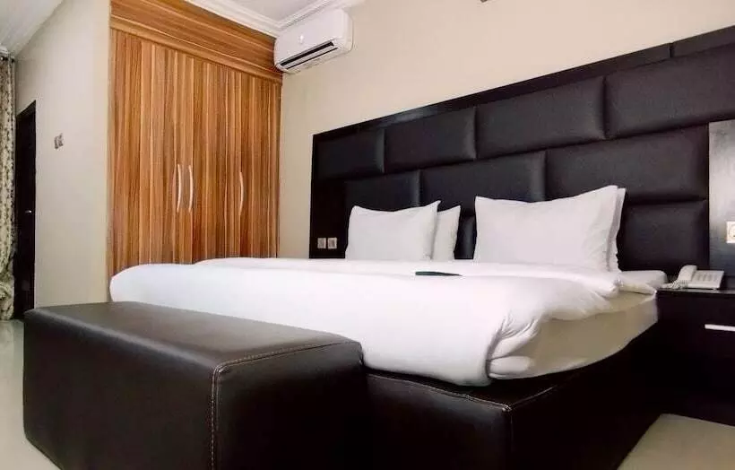 Breakfort Hotel And Suites