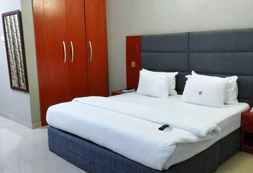 Breakfort Hotel And Suites