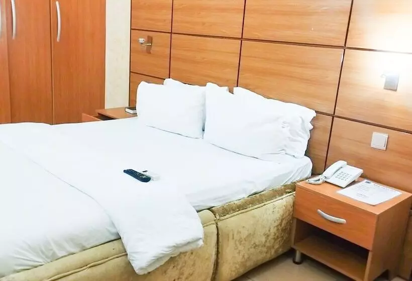 Breakfort Hotel And Suites