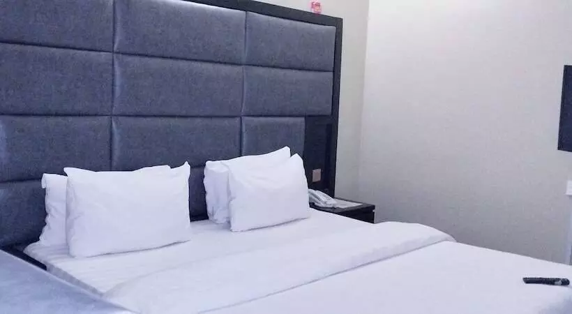 Breakfort Hotel And Suites
