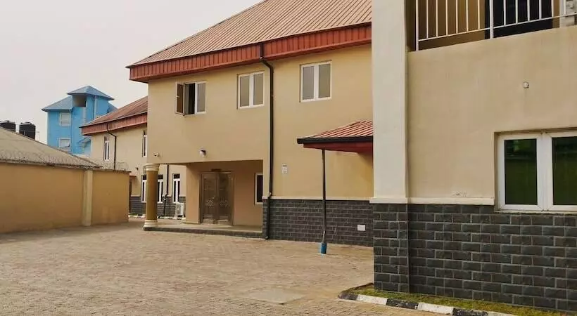 Breakfort Hotel And Suites