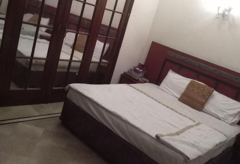 هتل Versa Apartment And Lodges Lahore