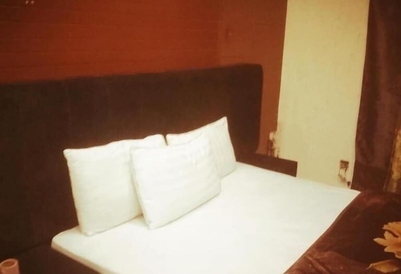 هتل Versa Apartment And Lodges Lahore