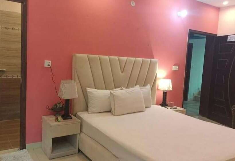 هتل Versa Apartment And Lodges Lahore