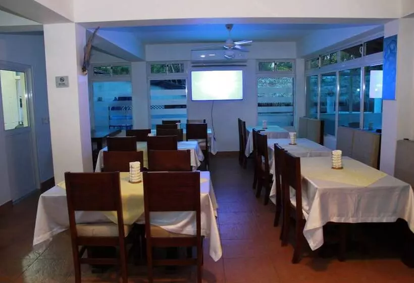 هتل Anton Reef