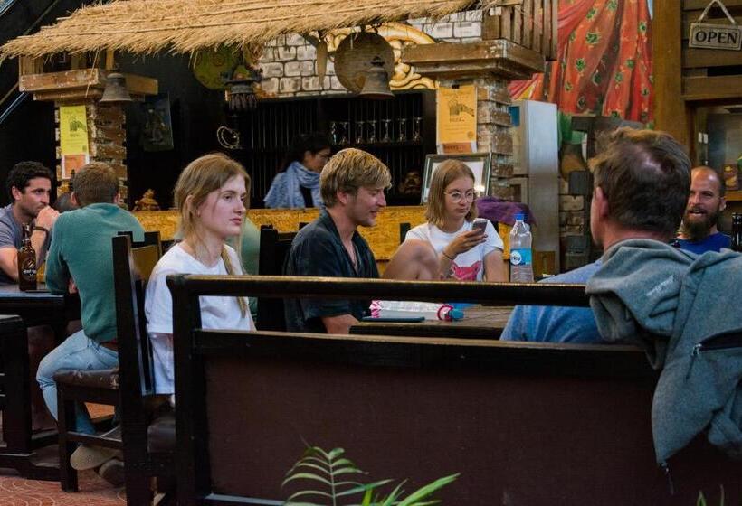 هاستل Wander Thirst