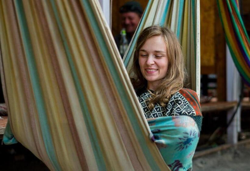 هاستل Wander Thirst