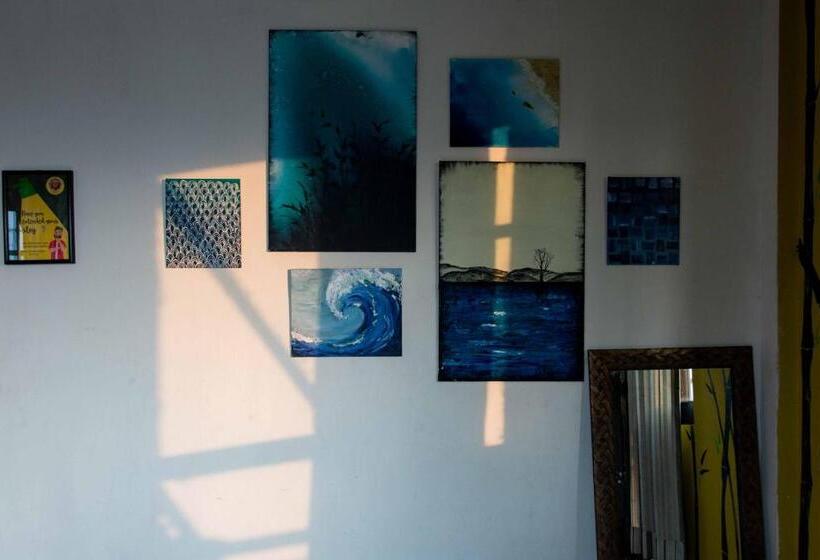 هاستل Wander Thirst