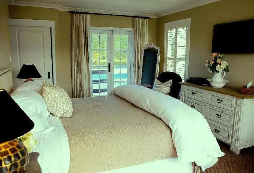تختخواب و صبحانه Ngamihi Lodge