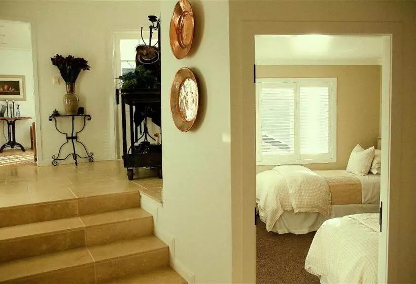 تختخواب و صبحانه Ngamihi Lodge