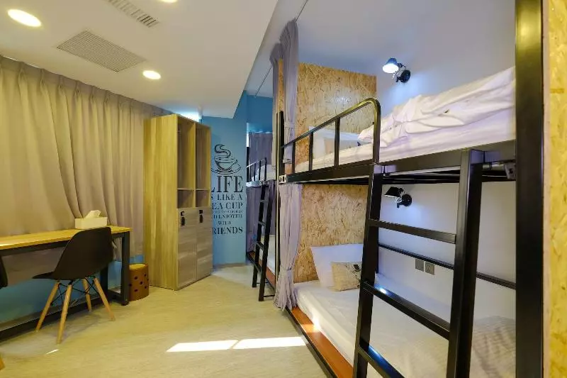 Flyinn Hostel