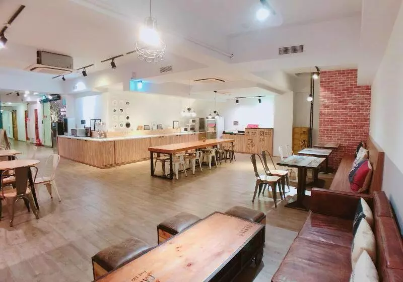 Flyinn Hostel