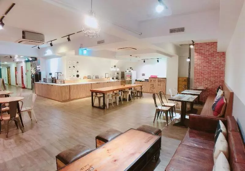 Flyinn Hostel