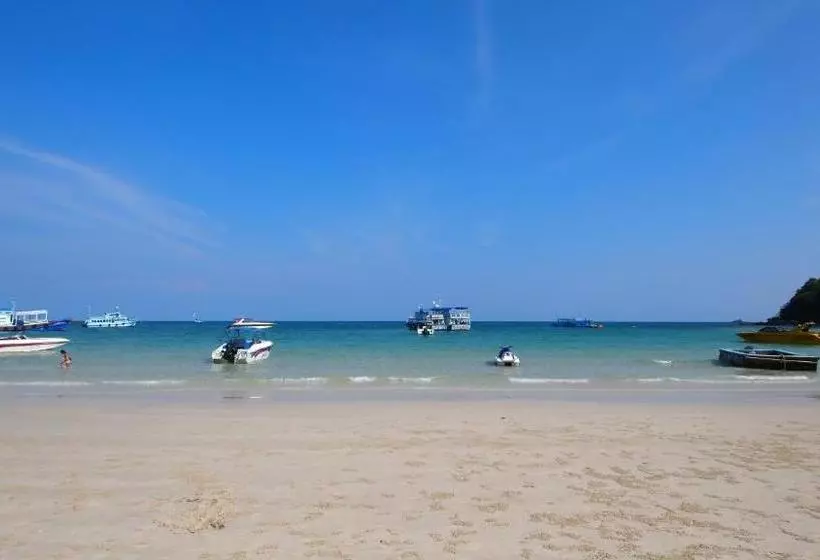 Hotelli Crescent Bay Resort
