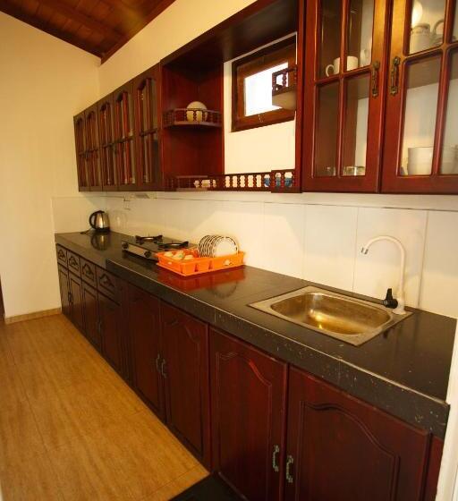 Hotel Tharanga Surfing Villa