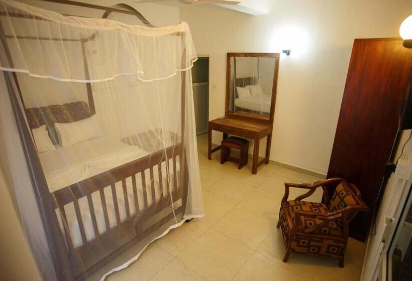 Hotel Tharanga Surfing Villa