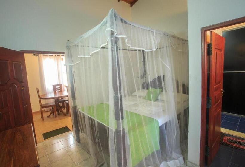 Hotel Tharanga Surfing Villa