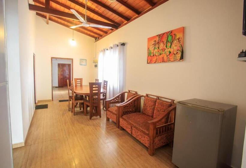 Hotel Tharanga Surfing Villa