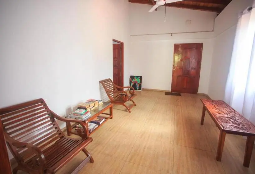 ホテル Tharanga Surfing Villa
