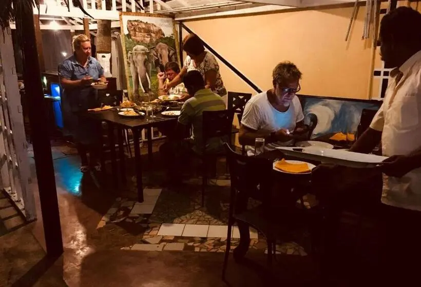 ホテル Tharanga Surfing Villa