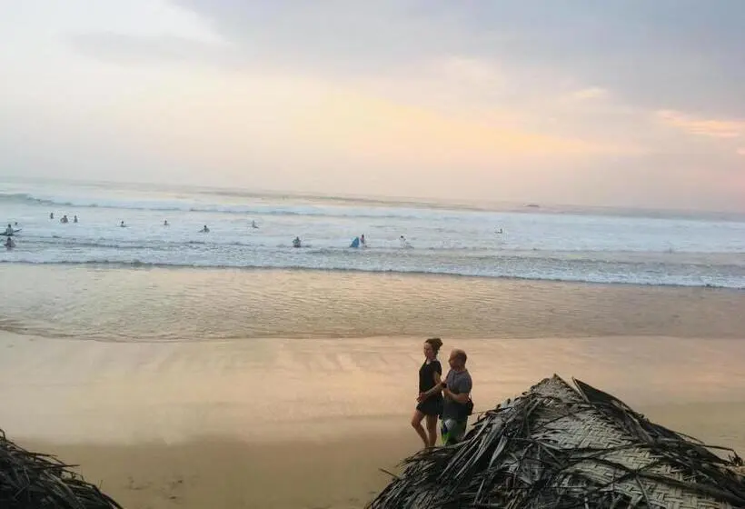 ホテル Tharanga Surfing Villa