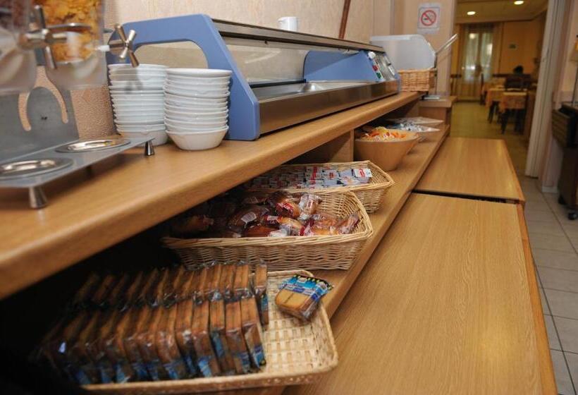 Отель Hôtel Les Bateliers