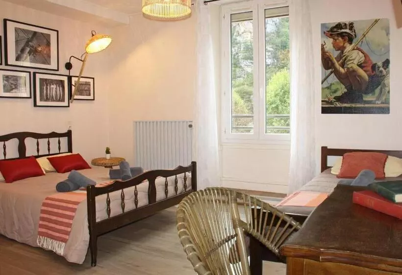 ホテル Hôtel Les Bateliers