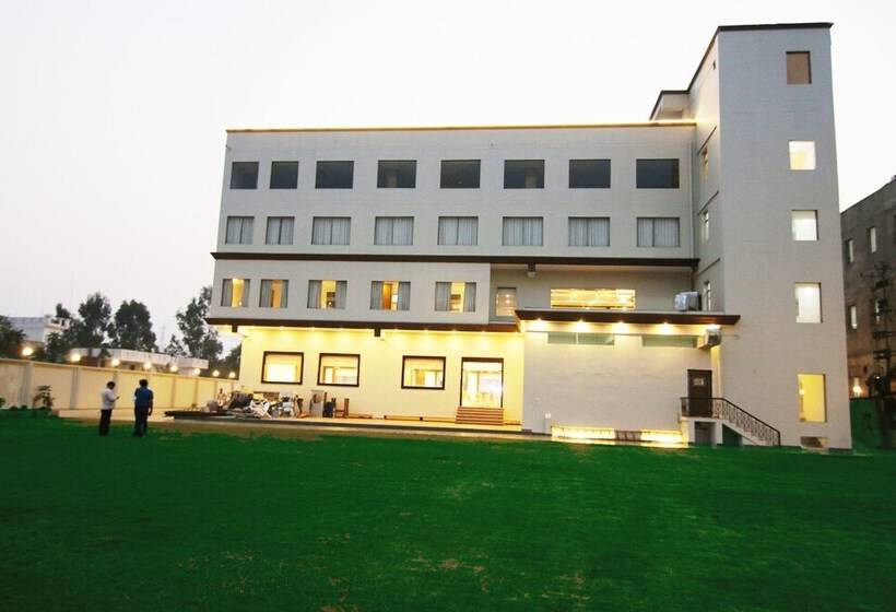 ホテル Trinetar Gardens