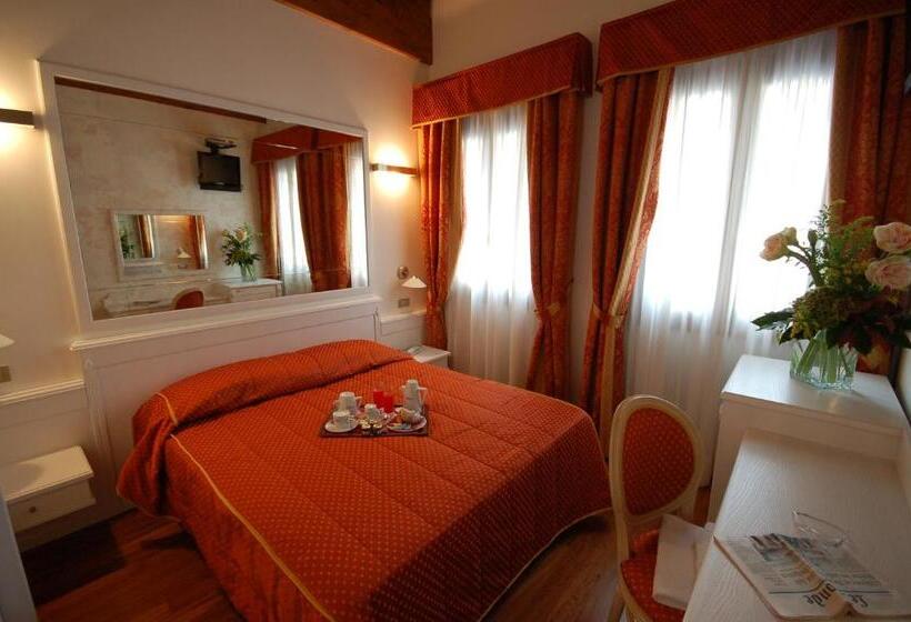 Nocleg ze śniadaniem Casanova Fourrooms