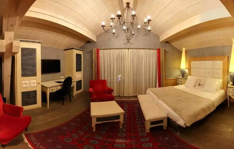 Hotelli Hôtel Alpina & Spa   Restaurant Oxalis