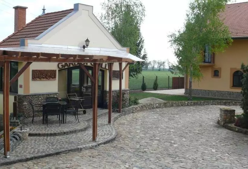 ベッドアンドブレックファースト Garden Vendégház Makó