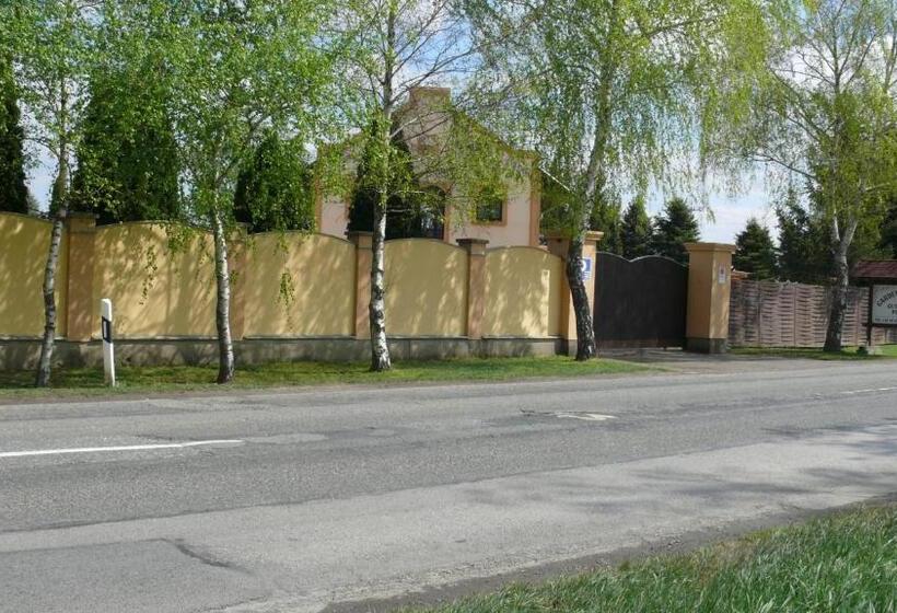 ベッドアンドブレックファースト Garden Vendégház Makó