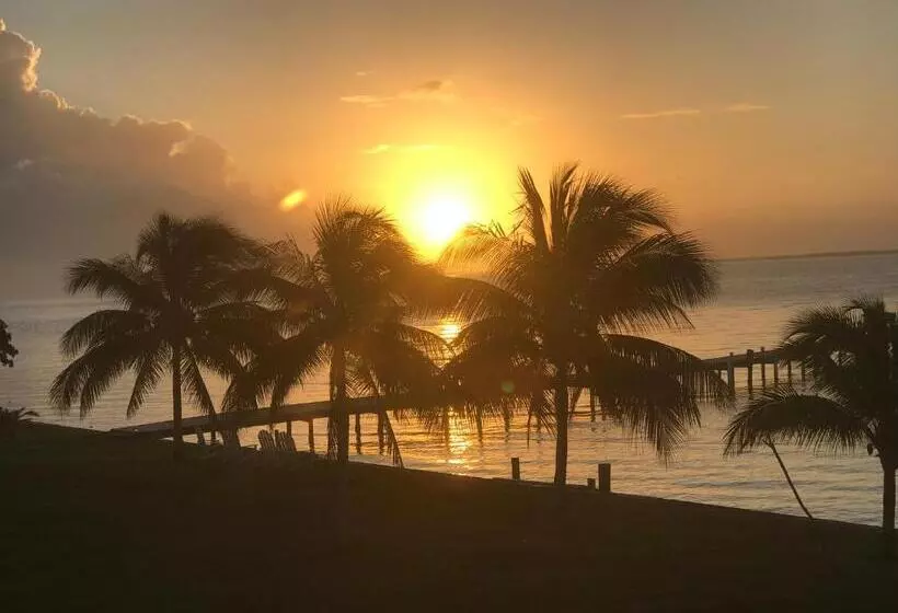 Tilt Ta Dock Resort Belize
