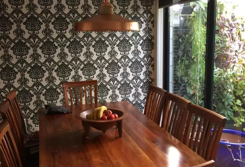 هتل East Brunswick