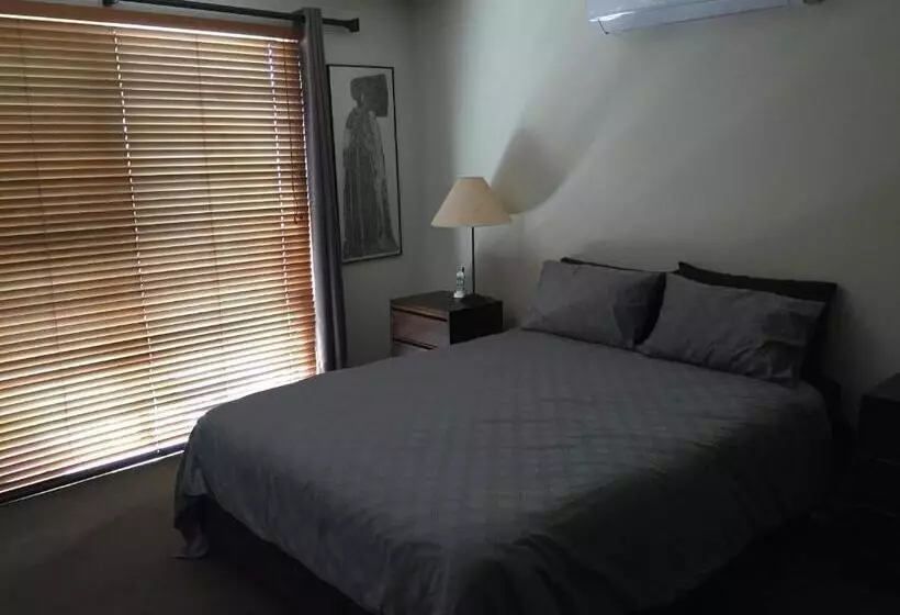 هتل East Brunswick