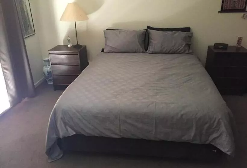 هتل East Brunswick