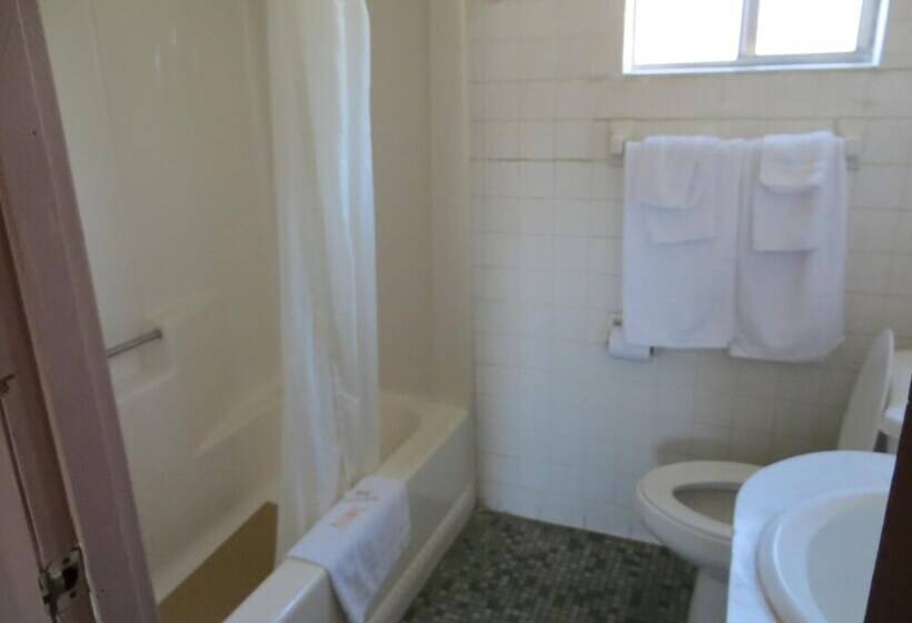 فندق على الطريق Redwood Inn