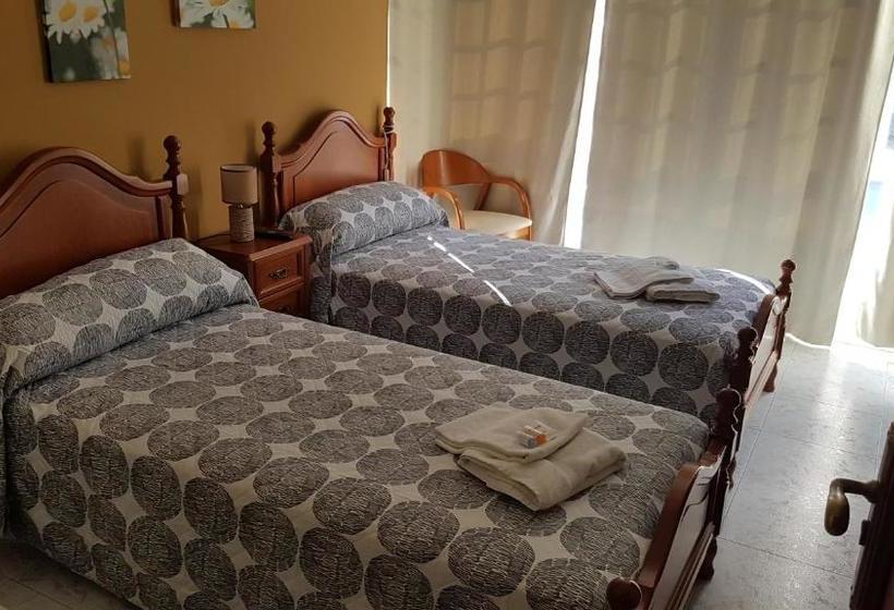 فندق صغير Hostal Costa Victoria