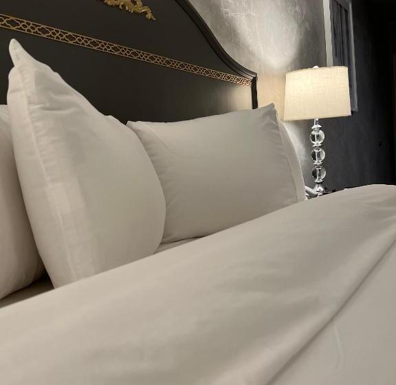 Отель Chateau Suites