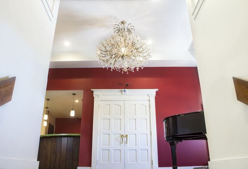 Отель Chateau Suites