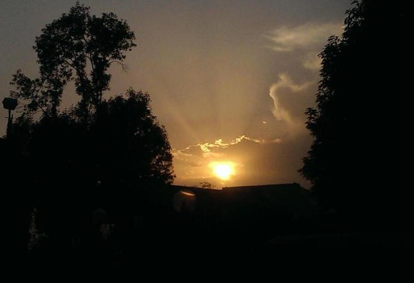 ホテル Jharipani Castle