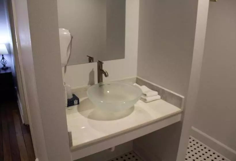 Hotelli The Inn On The River