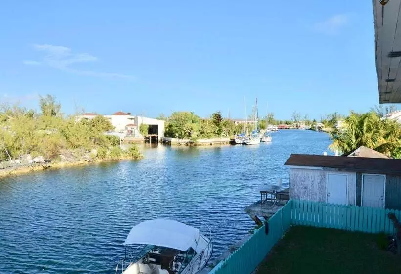 استراحتگاه Waterway Condos
