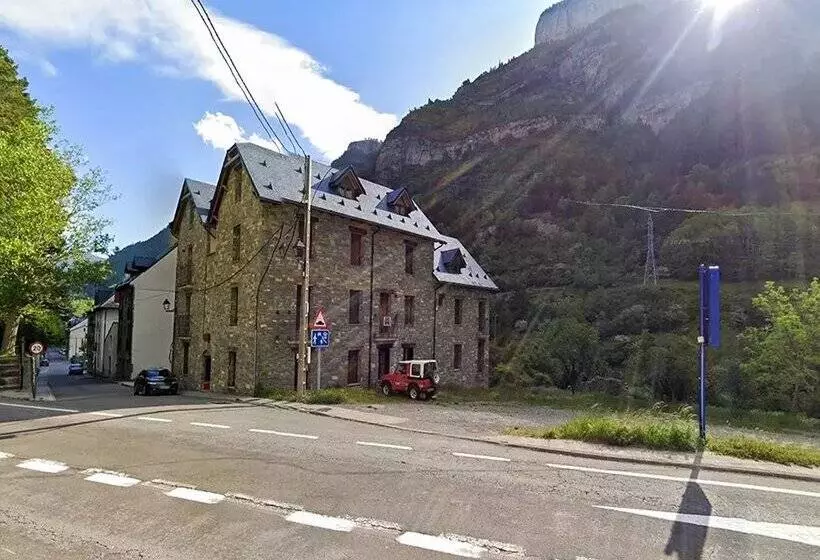 Apartamentos Canfranc Pueblo 3000