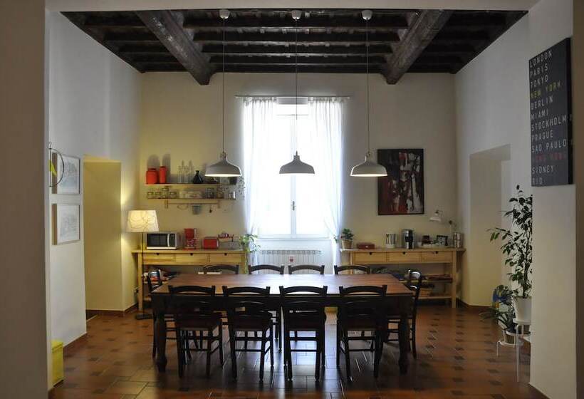 تختخواب و صبحانه La Darsena