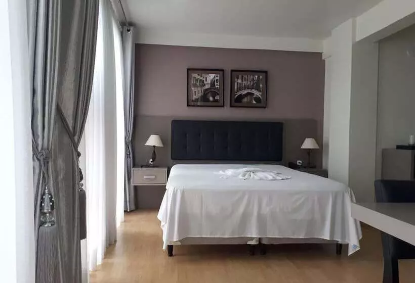 ホテル Geneviee Palace